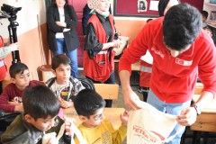Köy çocukları Kızılay gönüllüleriyle doyasıya eğlendi