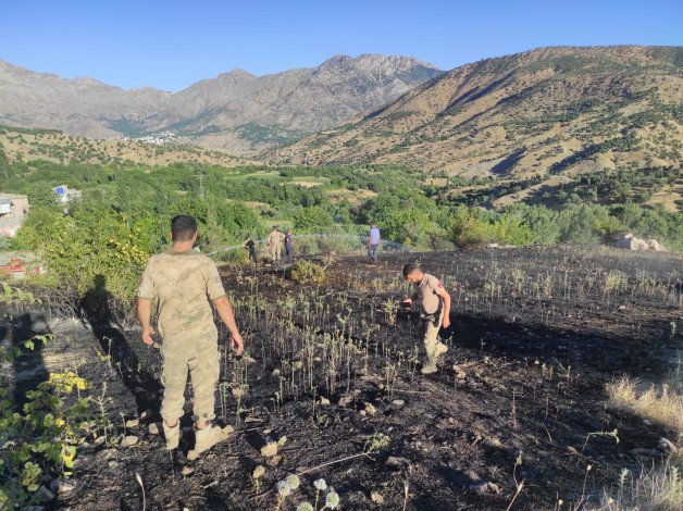 Köylerinde çıkan yangını söndürmek için insan zinciri oluşturdular