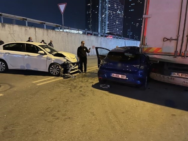 Küçükçekmece’de 3 araçlı zincirleme trafik kazası: 2 yaralı