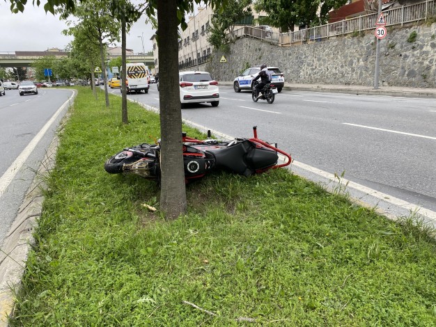 Küçükçekmece’de korkunç kaza, ağaca çarpan motosiklet sürücüsü feci şekilde can verdi