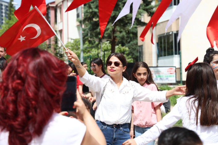 Kurulan 23 Nisan Sokağında çocuklar şiir okudu, halay çekti