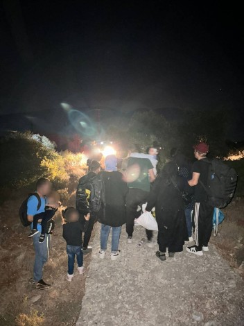 Kuşadası'nda makilik alanda gizlenen 27 düzensiz göçmen yakalandı