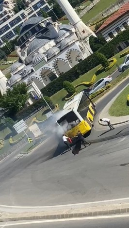 Maltepe'de İETT otobüsünden dumanlar yükseldi