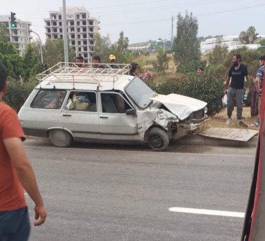 Mersin'de 3 kişinin yaralandığı trafik kazası kamerada