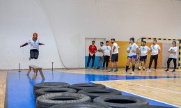 Mersin'de gençler, belediyenin açtığı fiziksel yeterlilik kursunda sınavlara hazırlanıyor