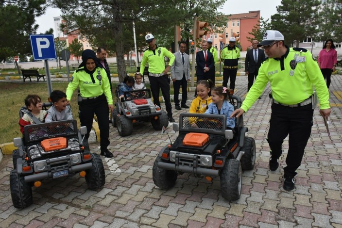 Minik öğrencilere trafik kuralları uygulamalı olarak öğretiliyor