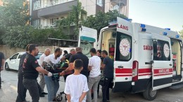 Motosiklet ile otomobil çarpıştı: 1’i ağır 2 yaralı