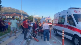 Motosiklet ile otomobil çarpıştı: 2 yaralı