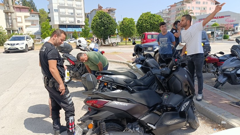 Motosikletlere çarpıp kaçan sürücüyü peşinden koşarak yakaladı