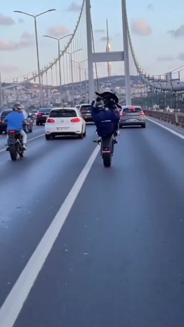 Motosikletlinin köprü üzerindeki tehlikeli hareketleri kamerada