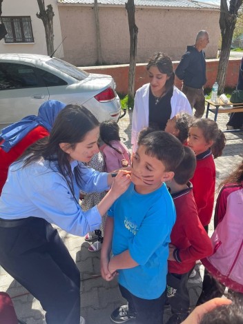 Niğde’de ‘Merkezim Her Yerde’ projesi ile köy okullarında etkinlikler yapılıyor