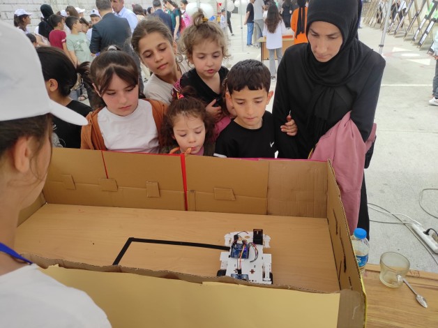 Öğrencilerden yaklaşınca kapağı açılıp kapanan akıllı çöp kutusu