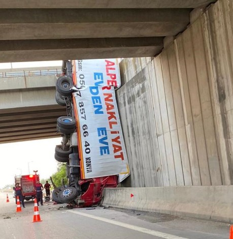 Osmaniye'de kamyon köprüden düştü: 1 ölü