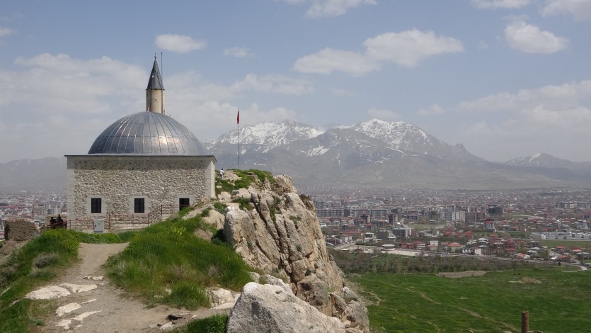 - Osmanlı'nın Van'daki sembolü yeniden ibadete açıldı - Van Kalesi'nin zirvesindeki cami restore edildi - Süleyman Han Camii’nde restorasyonun ardından ilk namaz kılındı