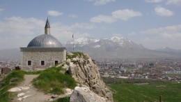 - Osmanlı'nın Van'daki sembolü yeniden ibadete açıldı - Van Kalesi'nin zirvesindeki cami restore edildi - Süleyman Han Camii’nde restorasyonun ardından ilk namaz kılındı