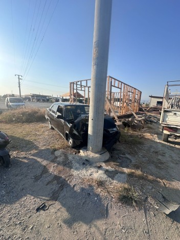 Otomobil direğe çarptı, kaza güvenlik kamerasına yansıdı: 1 yaralı