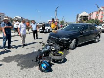 Otomobil ile çarpışan motosikletin sürücüsü motosikletten fırladı