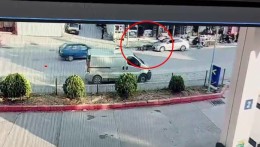 Otomobil ile motosikletin kazası kamerada: 1 yaralı