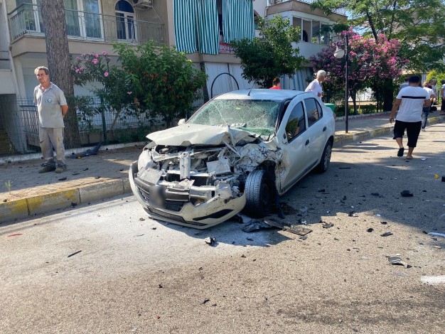 Otomobil park halindeki araçlara çarptı, ortalık savaş alanına döndü