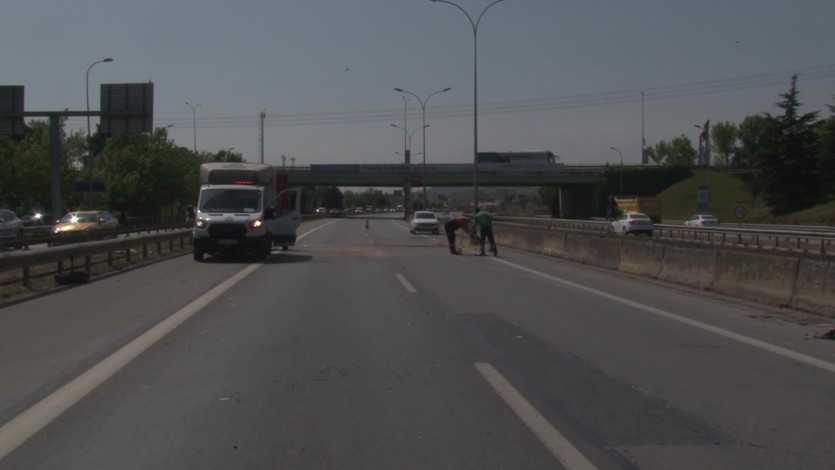 Pendik'te cip ile çarpışan ticari aracın sürücüsü araç içinde sıkıştı