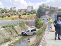 Pendik'te direksiyon hakimiyetini kaybeden sürücü su kanalına uçtu: 1 yaralı