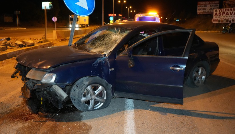 Refüje çarpan otomobil metrelerce sürüklendi: 2 yaralı