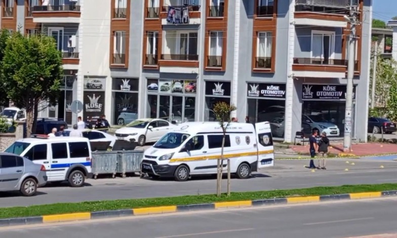 Sakarya'da Oto Galeri Saldırısı: Galeri Sahibi Yaralandı, Şüpheliler Gözaltına Alındı