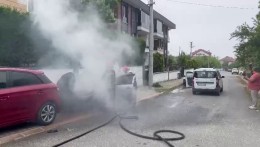 Sakarya’da park halindeki otomobil alev aldı