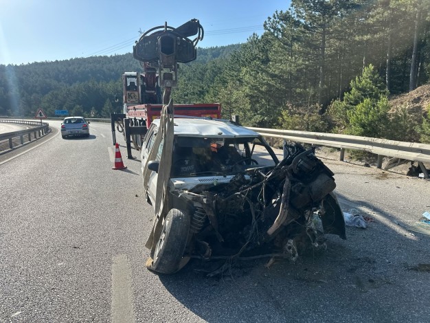 Şarampole girip ağaçlara çarpan otomobilde 4 kişi yaralandı