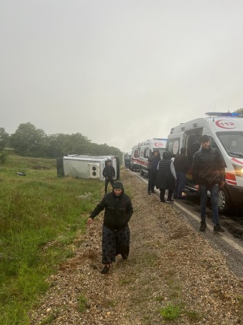 Sera işçisi kadınları taşıyan minibüs devrildi: 14 yaralı