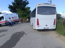 Servis midibüsü ile panelvan araç çarpıştı: 3 yaralı