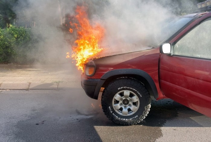 Seyir halindeki aracın motor kısmı alev topuna döndü