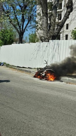 Seyir halindeki motosiklet alev alev yandı