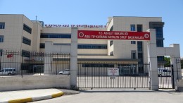 Şiddet nedeniyle eşinden boşanmış, defalarca uzaklaştırma kararı aldırmış