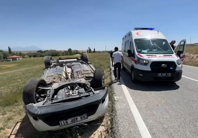 Takla atan araçtaki sürücünün yardımına vali ve başkan koştu