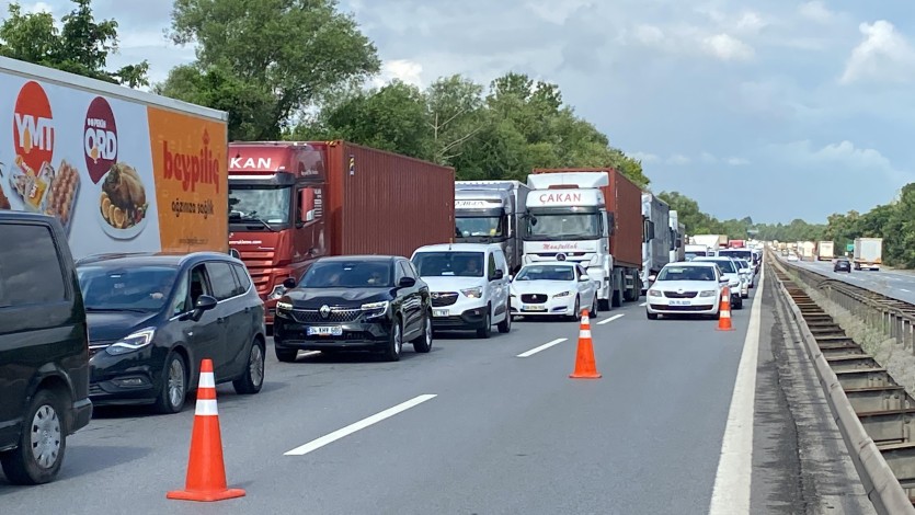 TEM'de minibüs hafif ticari araca çarptı: 2 ölü, 4 yaralı