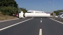 TEM Otoyolu'nda tanker devrildi, İstanbul istikametinde trafik tamamen durdu