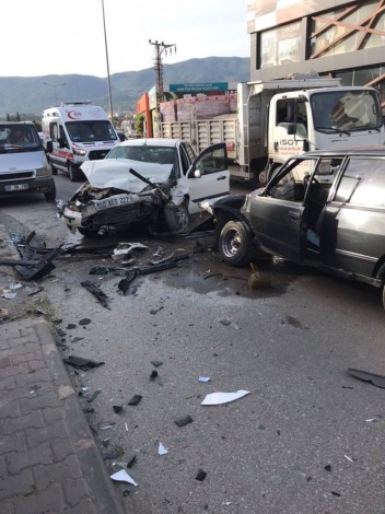 Tokat’ta virajı alamayan araç karşı şeride geçti: 2 sürücü yaralı