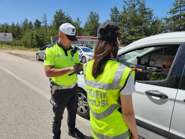 Trafik ekiplerinden bayram tatilinin son gününde sıkı denetim