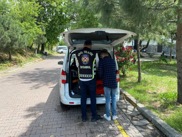 Trafikte aracını motosikletlinin üzerine süren sürücüye ceza yağdı