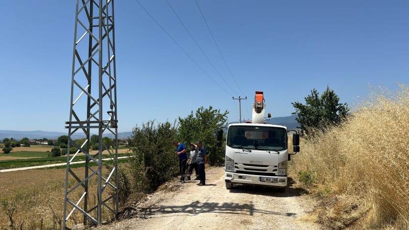 Trafodan çıkan kıvılcımlar arpa ekili tarlayı yaktı