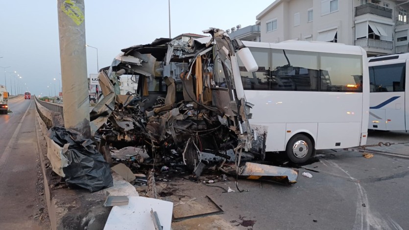 Turistleri taşıyan midibüs kaza yaptı, çok sayıda yaralı var