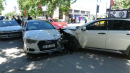 Üç aracın karıştığı kazada 1 kişi yaralandı