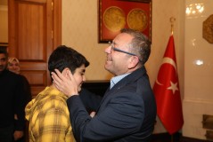 Vali Polat Türkiye 1’incisi öğrenciyi tebrik etti