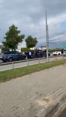 Yolu kapatıp halay çektiler, sürücüleri çileden çıkardılar