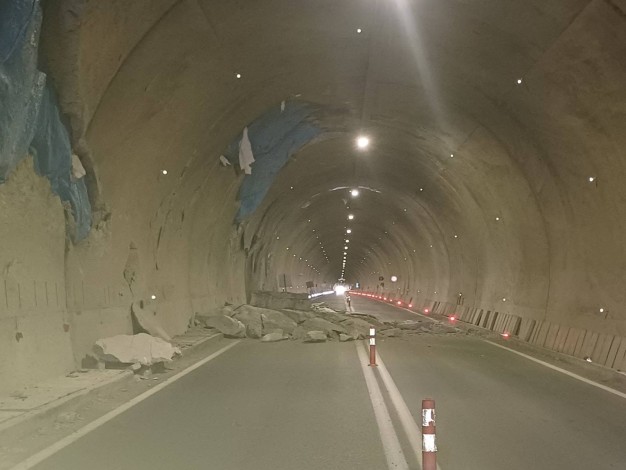 Yusufeli Barajı sonrası yapılan T14 Tüneli'nde çatlaklar yerini çökmelere bıraktı